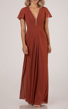 Robe de demoiselle d'honneur fourreau en mousseline de soie, col en V, manches courtes, longueur au sol, froncée et fendue au dos.