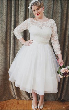 Robe de mariée courte style vintage grande taille, décolleté rond, manches 3-4, dentelle, longueur thé.