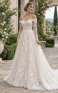 Robe de mariée trapèze en tulle à manches longues, épaules dénudées, ornée d'appliqués floraux festonnés et traîne.