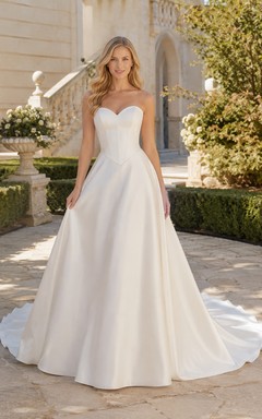 Vestido de novia palabra de honor de satén, corte en A, escote corazón y cola larga.