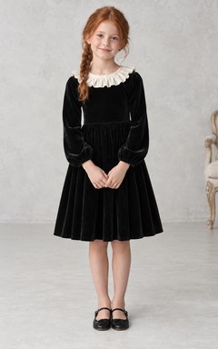 Schwarzes Vintage-Blumenmädchenkleid aus Samt mit langen Ärmeln und Rüschenkragen