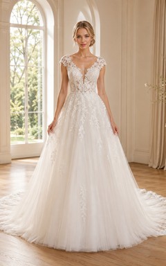 Vestido de novia de lujo con mangas cortas de encaje y cola catedral.