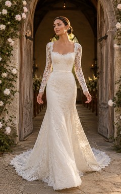Vestido de novia clásico de corte sirena con escote cuadrado, encaje, manga larga y cola de capilla.