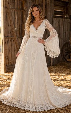 Vestido de novia rústico estilo bohemio con mangas acampanadas y encaje, ideal para bodas en granjas.
