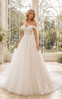 Robe de mariée romantique en dentelle et tulle, épaules dénudées, coupe trapèze courte, ornée d'appliques et d'une jupe classique à volants, fermeture éclair au dos.