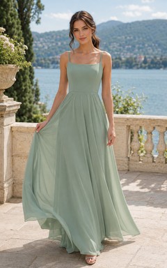 Vestido de dama de honor romántico de gasa color celadón con escote cuadrado, tirantes finos y corte en A, ideal para bodas al aire libre.
