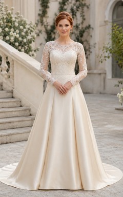 Robe de mariée en satin et dentelle, coupe trapèze, col bateau, manches longues et traîne courte.