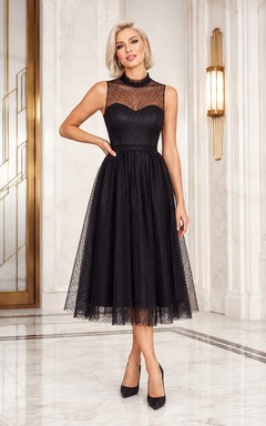 Elegante vestido de cóctel negro de corte A, largo midi, con encaje ilusión y cuello alto.
