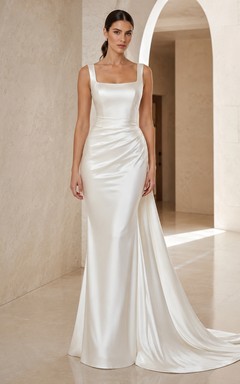 Robe de mariée fourreau en satin drapé à bretelles carrées et traîne simple