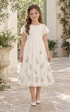 Schlichtes, dezentes cremefarbenes, teelanges Chiffonkleid mit juwelenfarbenem, transparentem Volantärmeln und olivgrünem Sprenkelmuster – ein echtes Blumenmädchenkleid in A-Linie