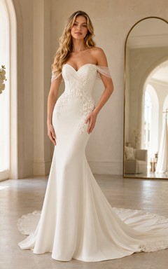 Robe de mariée sirène romantique en dentelle à épaules dénudées et traîne chapelle pour un mariage champêtre
