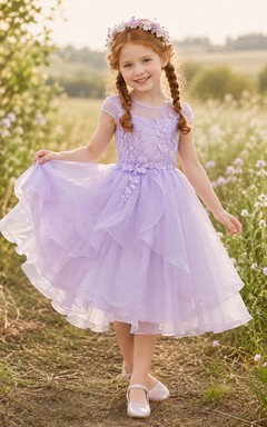 Robe mi-longue en organza lilas à manches courtes en dentelle et dentelle, ornée de volants en cascade, idéale pour une petite fille d'honneur.
