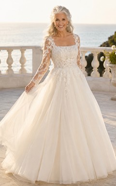 Robe de bal de princesse pour mariée mature, en tulle, col carré, manches longues en dentelle.