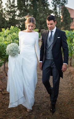 Vestido de novia sencillo, largo hasta el suelo, de gasa, con escote en V profundo en la espalda y cola de capilla.