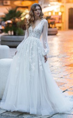 Elegante vestido de novia de corte A con escote en V, encaje y cola, con apliques.