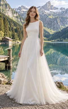 Vestido de novia sencillo de corte A, sin mangas, con escote joya, tul y satén, y cola larga.