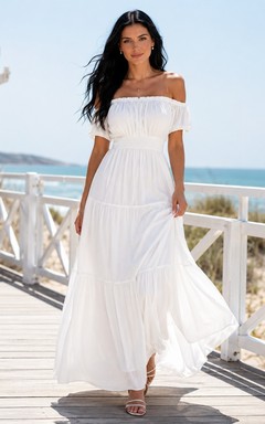 Vestido de noche plisado de gasa blanca, con hombros descubiertos, manga corta, corte en A y largo hasta el suelo.