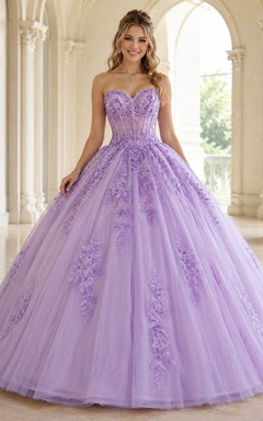 Vestido de princesa de quinceañera de lujo color lila, sin tirantes, con escote corazón, apliques de encaje y tul.