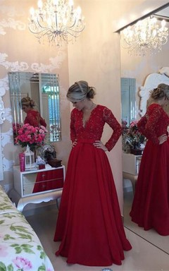 Robe de bal en mousseline rouge délicate et dentelle, ornée de perles et à manches longues.