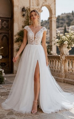 Robe de mariée blanche en dentelle, coupe trapèze, col V et fente sur le devant