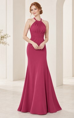 Einfaches, ärmelloses, tailliertes, langes Brautjungfernkleid im Meerjungfrauenstil mit Himbeer-Neckholder und gerafftem Schlüssellochausschnitt