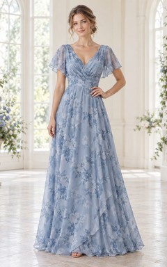 Vestido de dama de honor de gasa azul empolvado con escote en V, mangas con volantes y corte en A, largo hasta el suelo.