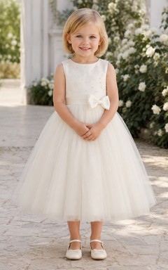 Klassisches A-Linien-Kleid aus Tüllspitze für Blumenmädchen mit kurzen Ärmeln, Rundhalsausschnitt, wadenlangem Rock und Schleifendetail.