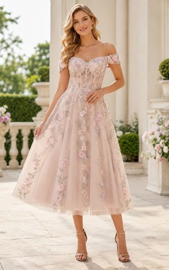 Vestido de fiesta color rosa empolvado con hombros descubiertos y bordados florales.