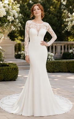 Robe de mariée modeste en dentelle et tulle, coupe sirène, col rond, manches longues et traîne chapelle.