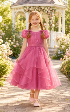 Robe de demoiselle d'honneur rose framboise en tulle superposé, coupe trapèze, manches bouffantes à volants et nœud.