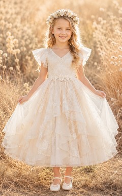 Vestido de niña de flores de corte A con capas de tul, mangas cortas, escote en V y falda hasta la rodilla.
