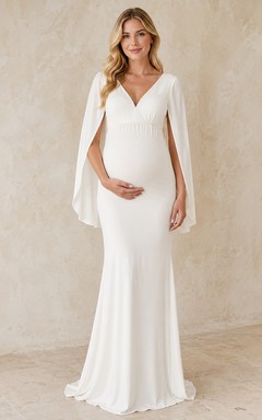 Robe de mariée simple à col en V, manches cape, fourreau et traîne, idéale pour les futures mamans.