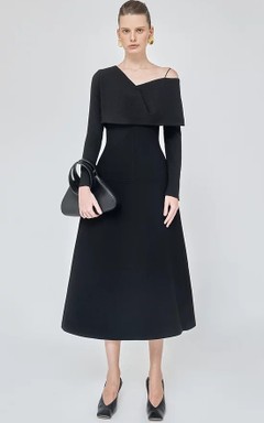 Vestido de cóctel informal de satén con un solo hombro y corte en A, largo hasta la rodilla.