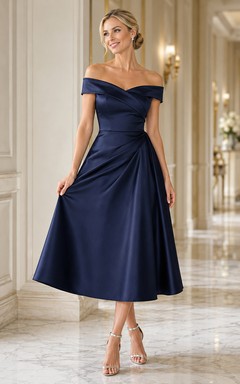 Vestido formal elegante de satén azul marino oscuro, largo hasta la rodilla, con hombros descubiertos y corte en A.
