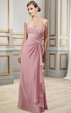 Vestido formal de gasa satinada estilo Reina Ana, largo hasta el suelo, fruncido, con apliques y drapeado.