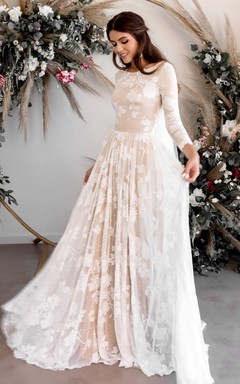 Robe de mariée bohème de plage à manches longues en dentelle, plissée empire, dos nu en V et manches longues en dentelle