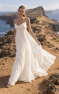Vestido de novia sencillo de corte A, sin mangas, de voile de algodón con escote drapeado y cola fruncida.