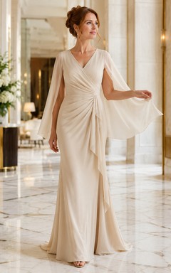MOB-Kleid, elfenbeinfarbenes Satin-Etuikleid mit Cape-Ärmeln, V-Ausschnitt, bodenlang, Cape-Ärmel-Detail