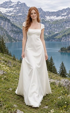 Vestido de novia sencillo de satén, corte recto, escote cuadrado, mangas cortas, cintura natural y cola larga.