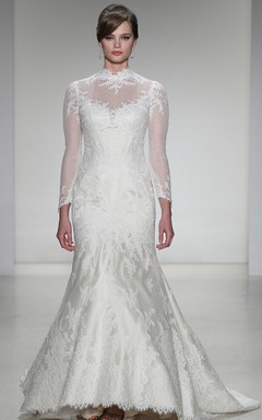 Vestido de novia maxi de encaje con cuello alto, mangas largas y corte trompeta, con apliques y efecto ilusión.