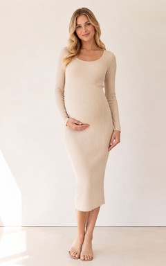 Vestido midi ajustado de manga larga con cuello joya, cuello acanalado minimalista y estampado de punto acanalado color crema para embarazadas.