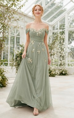 Vestido de corte A con apliques florales color salvia y hombros descubiertos