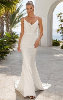 Robe de mariée fourreau en satin satiné à bretelles fines et col bénitier, idéale pour une destination tropicale