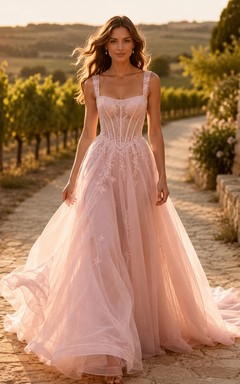 Robe de mariée rose poudré à bretelles carrées et application de tulle, coupe trapèze, bretelles carrées et fines bretelles