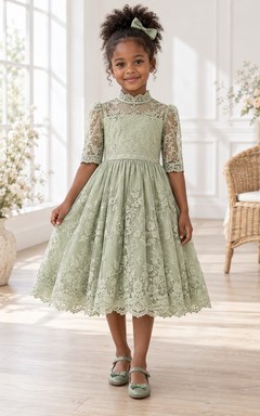 Vestido de niña de flores de corte A, largo hasta la rodilla, cuello alto, estampado floral verde salvia, encaje, mangas hasta el codo y borde festoneado.