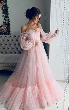 Vestido fluido de tul color rosa empolvado con mangas largas abullonadas y escote Bardot.