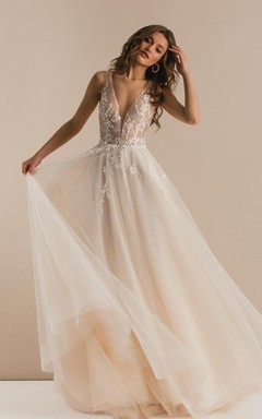 Robe de mariée vaporeuse et sexy en tulle, décolleté en V, sans manches, coupe trapèze, en tulle.