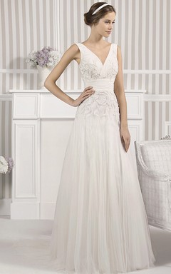 Ärmelloses, bodenlanges Brautkleid aus perlenbesetztem Tüll in A-Linie mit V-Ausschnitt, Perlenstickerei, Falten und tiefem V-Ausschnitt am Rücken.