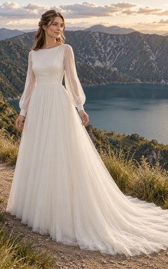 Vestido de novia de tul de manga larga con escote barco, corpiño y cola de corte modesto.