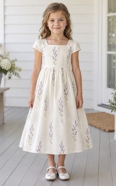 Schlichtes, dezentes elfenbeinfarbenes, teelanges Blumenmädchenkleid mit eckigem Ausschnitt, kurzen Flügelärmeln und Lavendelzweigmuster, gerafftem A-Linien-Schnitt.